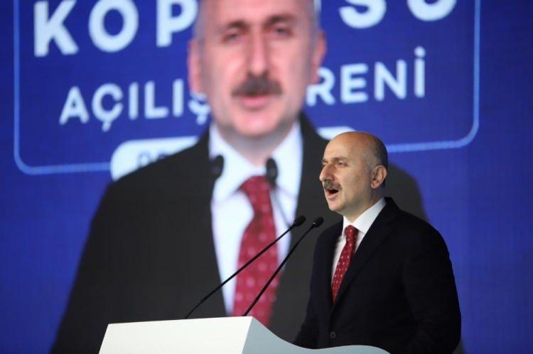 <p>"Elazığ ve Malatya şehirlerimiz başta olmak &uuml;zere 16 ilimizi b&uuml;t&uuml;nleştirecek"<br />
Bug&uuml;n a&ccedil;ılışını yaptıkları K&ouml;m&uuml;rhan K&ouml;pr&uuml;s&uuml; ile t&uuml;nelinin memleketin her k&ouml;şesinde icra ettikleri eserlerden biri olduğuna değinen Bakan Karaismailoğlu, "Toplam uzunluğu 5 bin 155 metre olan projemizde 600 metre uzunluğundaki K&ouml;m&uuml;rhan K&ouml;pr&uuml;s&uuml;, 2 bin 400 metre uzunluğundaki &ccedil;ift t&uuml;p K&ouml;m&uuml;rhan T&uuml;neli ve 123 metrelik &ccedil;ift k&ouml;pr&uuml; bulunmaktadır. K&ouml;m&uuml;rhan k&ouml;pr&uuml;m&uuml;z 2x2 şeritli ters Y tipi kule olarak tasarlanmış olup, 168,5 metrelik tek pilon şeklinde imal edilmiştir. K&ouml;pr&uuml;de kullanılan 7 bin ton &ccedil;elik Eyfel Kulesi&rsquo;nde kullanılan &ccedil;elik miktarı kadardır. Orta a&ccedil;ıklığı 25 adet &ccedil;elik segmentten oluşan k&ouml;pr&uuml;m&uuml;z gergin eğik askılı olarak planlanmış ve 42 adet kablo imalatı ger&ccedil;ekleşmiştir.&nbsp;</p>
