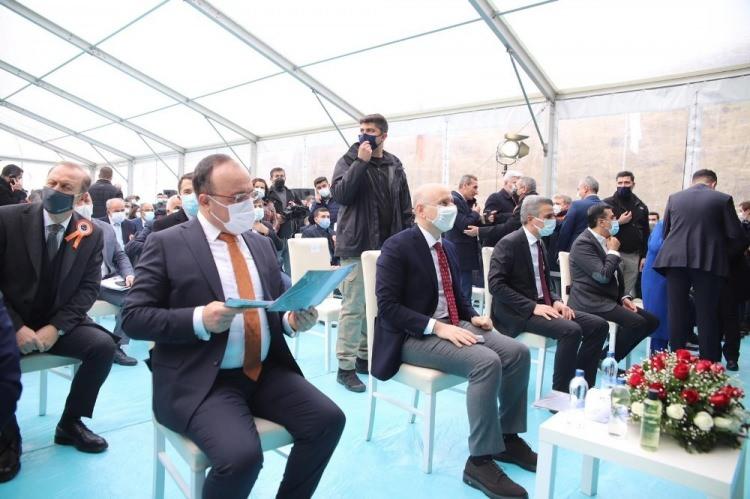 <p>&Ccedil;elik kablo uzunluğu 853 kilometre, &ccedil;elik tel uzunluğu ise 6 bin kilometredir. K&ouml;m&uuml;rhan T&uuml;neli&rsquo;mizde 2 bin 400 metre ve &ccedil;ift t&uuml;p olarak tamamlanmıştır. Akıllı ulaşım sistemiyle donatılmış k&ouml;pr&uuml;m&uuml;z ve t&uuml;nelimizde g&ouml;r&uuml;nt&uuml;leme sistemlerinden, sens&ouml;rlere ve değişik mesaj sistemlerine, haberleşme sistemlerinden yangın skala ve diğer kontrol sistemlerine kadar elektrik ve elektronik, mekanik donanımlar tamamen yerli ve milli m&uuml;hendislik imkanlarıyla ger&ccedil;ekleştirilmiştir. B&ouml;lgede ulaşım artık daha emniyetli ve konforlu bir şekilde yapılacaktır. Projemiz Elazığ ve Malatya şehirlerimiz başta olmak &uuml;zere 16 ilimizi b&uuml;t&uuml;nleştirerek b&ouml;lgenin &uuml;retim, ticaret, turizm ve k&uuml;lt&uuml;r&uuml;ne &ouml;nemli katkılar sağlayacaktır. K&ouml;m&uuml;rhan K&ouml;pr&uuml;s&uuml; ve t&uuml;neli hepimiz i&ccedil;in iftihar projelerinden birisidir. Projemiz tamamen T&uuml;rk m&uuml;hendis ve iş&ccedil;ilerin bilgisi, deneyimi ve alın teriyle ger&ccedil;ekleştirilmiştir"ifadelerini kullandı.</p>
