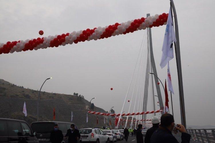 <p><br />
"Yapabildiklerimiz gelecek nesillerimize de başarma azmi ve g&uuml;ven aşılayacaktır"<br />
Her ge&ccedil;en g&uuml;n ulaşım ve haberleşme projelerinde yerli ve milli teknolojilerinin payını arttırmaya devam edeceklerini dile getiren Bakan Karaismailoğlu, "Biliyoruz ki bug&uuml;n bizim yapabildiklerimiz gelecek nesillerimize de başarma azmi ve g&uuml;ven aşılayacaktır. Bu inan&ccedil;la attığımız her adım ekonomik g&uuml;c&uuml;m&uuml;z&uuml; ve bağımsızlığımızı daim kılacaktır. Sayın Cumhurbaşkanım projemiz başta Elazığ ve Malatya olmak &uuml;zere t&uuml;m &uuml;lkemize hayırlı olmasını temenni ediyorum"diyerek s&ouml;zlerini tamamladı.</p>
