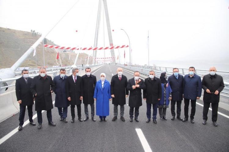 <p>Bakan Karaismailoğlu&rsquo;nun konuşmasının ardından, Cumhurbaşkanı Recep Tayyip Erdoğan telekonferans y&ouml;ntemi ile bağlantı yaparak konuşmasını ger&ccedil;ekleştirdi.<br />
&nbsp;</p>
