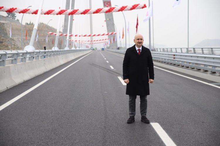 <p>Yatırım değeri 720 milyon lira olan K&ouml;m&uuml;rhan K&ouml;pr&uuml;s&uuml; ile ilgili bilgiler veren Cumhurbaşkanı Erdoğan&rsquo;ın konuşmasının ardından Bakan Karaismailoğlu, Elazığ Valisi Erkaya Yırık, Malatya Valisi Aydın Baruş, her iki şehrin belediye başkanları ve milletvekillerinin katılımıyla kurdele kesilerek a&ccedil;ılış ger&ccedil;ekleştirildi.<br />
&nbsp;</p>
