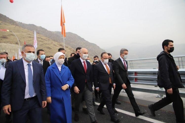 <p>T&ouml;ren sonrasında Bakan Karaismailoğlu ile birlikte katılımcılar k&ouml;pr&uuml;den y&uuml;r&uuml;yerek karşıya ge&ccedil;ti.</p>
