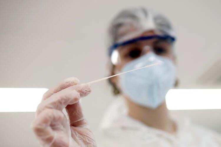 <p>Açıklamada, virüsün bu türünün İngiltere'de görülen türdeki gibi daha hızlı bulaştığına işaret edilerek, virüs kapan kişinin karantinaya alındığı, durumunun iyiye gittiği aktarıldı. </p>

<ul>
</ul>
