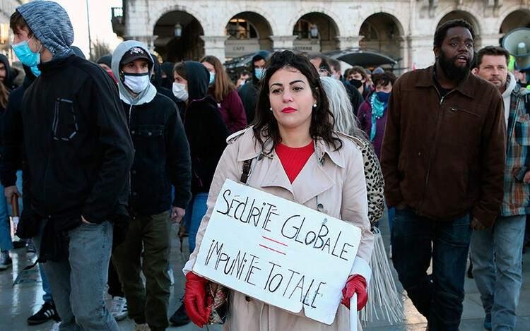 <p>Hükümetin açıkladığı kurallara uymayanlar için sert cezalar söz konusu olacak. Ayrıca Bakan Darmanin, valilerden mümkün olduğunca "taşınabilir akaryakıt satışının veya "paket alkol satışının" yasaklamalarını istediği belirtildi.  </p>

<ul>
</ul>
