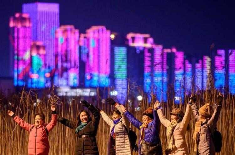 <p>Koronavirüsün dünyaya yayıldığı yer olduğuna inanılan Çin'in Hubei eyaletinin Vuhan kenti dünyanın geri kalanı yeni yılı ağır karantina şartları altında karşılarken yeni yıla böyle girdi.</p>

<ul>
</ul>

