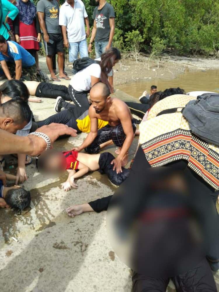 <p>İhbar üzerine bölgeye giden kurtarma ekiplerinin, araçtaki 9 kişinin cesedine ulaştığı bildirildi.</p>
