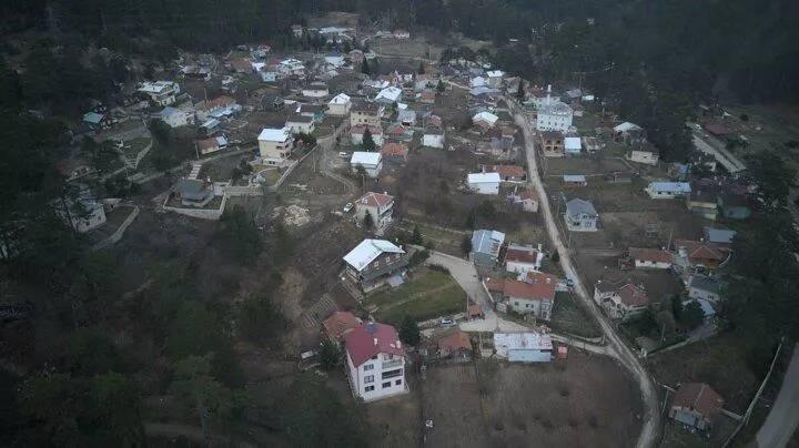 <p>Yaylada yaklaşık 500 evin olduğunu ifade eden &Ccedil;akmak, &ldquo;Hafta sonları 2 bine yakın kişi konaklıyor. Hafta i&ccedil;ine nazaran hafta sonları burada n&uuml;fus 10 kat artıyor&rdquo; dedi.B&ouml;lgede balık&ccedil;ılık yapan &Ouml;mer Ağdık ise, &ldquo;Hafta sonu gelenlere ve burada kalanlara diğer g&uuml;nlere g&ouml;re &ccedil;ok daha fazla paket servis yapıyoruz" ifadelerini kullandı.</p>
