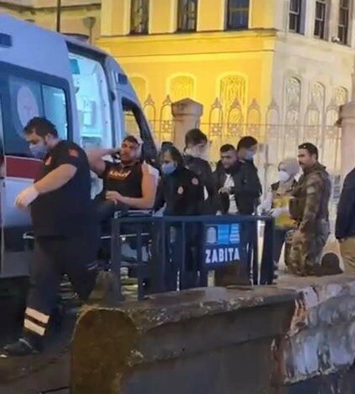 <p>O sırada Özel Harekat polisleri geldi bir tanesi denize atladı. Sonra ambulansa haber verildi, gelip aldılar ve hastaneye götürdüler. Düşen kişi Avusturalya'dan turist olarak gelmiş Türk kökenli aslında, oradaki korkuluklara tutunmak istemiş demir kopunca da demirle birlikte denize düşmüş, başından ve kolundan ciddi şekilde yaralanmış dedi.</p>
