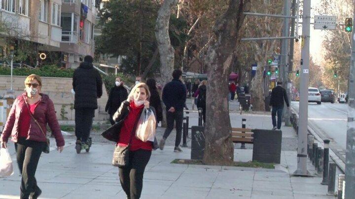 <p>İstanbul&rsquo;da koronavir&uuml;s salgınının &ouml;nlenmesi amacıyla uygulanan 80 saatlik sokağa &ccedil;ıkma kısıtlamasının devam ettiği g&uuml;nlerde bazı vatandaşlar cadde ve sokaklara &ccedil;ıkarak yoğunluk oluşturdu.</p>
