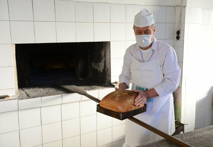 <p>Paylan, bir ekmeğin yaklaşık 3 kilogram olduğunu belirterek, "Kilogramı da 7 lira, tartıp müşteriye veriyoruz. 7 gün bayatlamıyor. Dijital terazi kullanmıyoruz, babamdan kalan eski teraziyi hala kullanıyoruz. Ramazan ayında bir hafta önceden, normal günlerde de bir iki gün önceden sipariş alıyoruz. Yaklaşık 15 dakika, yarım saat arasında ekmek satılarak bitiyor." diye konuştu.</p>
