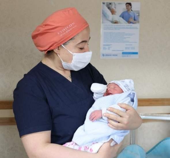 <p>Ülke genelinde yeni yılın ilk bebekleri dünyaya geldi.</p>

<p>Van'da 2021 yılının ilk bebeği ‘Civan Ali' oldu.</p>

<p> </p>
