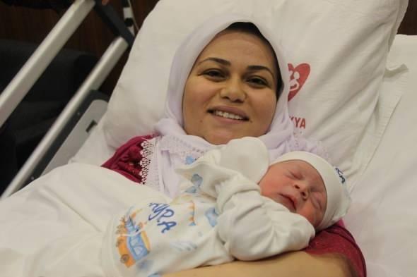 <p>Nevşehir'de yeni yılın ilk bebeği 00.03'de dünyaya gelen Kayra bebek oldu. 2021 yılının ilk bebeğine sahip olan Melike-Yasin Alevli çiftinin mutlulukları ise görülmeye değerdi.</p>

<p> </p>
