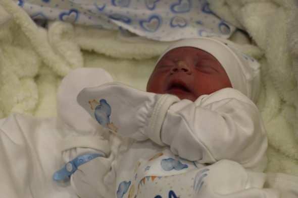 <p>Kayra bebeği dünyaya getiren Op. Dr. Ramazan Güngör, “ Yeni yılın ilk bebeği Kayra bebek saat 00.03 geçe dünyaya geldi. Şükür bebekte iyi anne de iyi. Ameliyatımız gayet güzel geçti. İnşallah ailesine, vatan, millete hayırlı bir evlat olur. Kayra bebek 3 buçuk kilogram ağırlığında ve 51 cm olarak dünyaya geldi” dedi.</p>