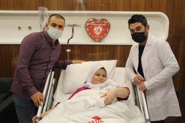 <p>Anne Melike Alevli ise açıklamasında, “Bu özel ve güzel günde çok mutluyum. Oğlumu kucağıma aldı. Yeni yılın ilk günü oğlumun dünyaya gelmesi çok özel bir duygu oldu bizim için, çok mutluyuz” diye konuştu. Baba Yasin Alevli'de yeni yılın en güzel hediyesi bizim olduğu için çok mutluyuz dedi.</p>