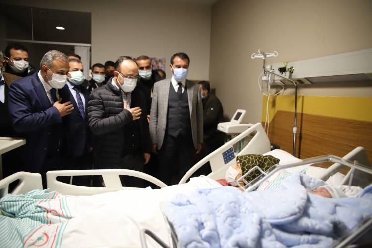 <p>Elazığ'da yeni yılın ilk bebekleri Hamza ve Batuhan Eymen dünyaya gelirken, il protokolü ziyaret ederek altın taktı.</p>
