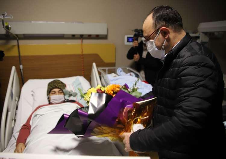 <p>2021 yılının ilk bebekleri Elazığ Fethi Sekin Şehir Hastanesi'nde dünyaya geldi. Gökhan ve Elmas Çetin çiftinin 2’inci erkek çocukları olarak dünyaya gelen bebeğe Hamza ismi verildi. Hamza normal doğum ile 3 kilo 900 gram ağırlığında dünyaya geldi. Yine hastanede Birgül ve Mahmut Aslan çiftinin ilk çocukları olarak 3 kilogram dünyaya gelen bebeğe ise Batuhan Eymen ismi konuldu.</p>
