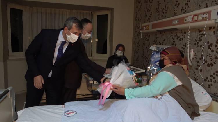 <p>Kırıkkale’de 2021 yılının ilk bebeği dünyaya geldi. Yüksek İhtisas Hastanesi Kadın Doğum Polikliniği'nde normal doğumla saat 4 kilo 250 gram dünyaya gelen bebeğe 'Alperen' ismi verildi. Fatma Öcal, 5'inci kez anne olmanın mutluluğunu yaşadı. Kırıkkale Valisi Yunus Sezer ve Belediye Başkanı Mehmet Saygılı, yeni yılın ilk bebeği Alperen'i ziyaret etti. Sağlık, mutluluk ve huzur dolu bir yıl dileyerek altın taktı.</p>
