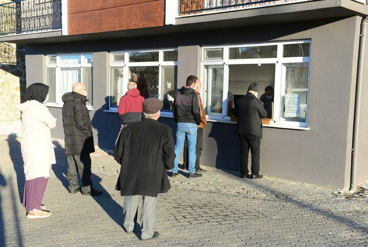 <p>Burhan Paylan, üretim tekniklerinin 80 yıldır hiç değişmediğini belirterek geleneğe çok önem verdiklerini aktardı.</p>
