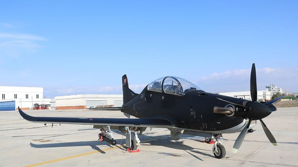 <p>Dünya Gazetesi'nin haberine göre Temel Kotil, halen geliştirme aşamasında bulunan ve yer testleri ile ilk uçuşunu bu yıl yapması beklenen HÜRJET jet eğitim uçağının Malezya'nın açtığı ihalede ileri aşamada bulunduğunu açıkladı. Malezya'da ortak üretim şeklinde 12 uçaklık bir işbirliğinin sözkonusu olduğu tahmin ediliyor. TUSAŞ, geçen yıl Malezya'da bir ofis açmıştı.</p>

<p> </p>
