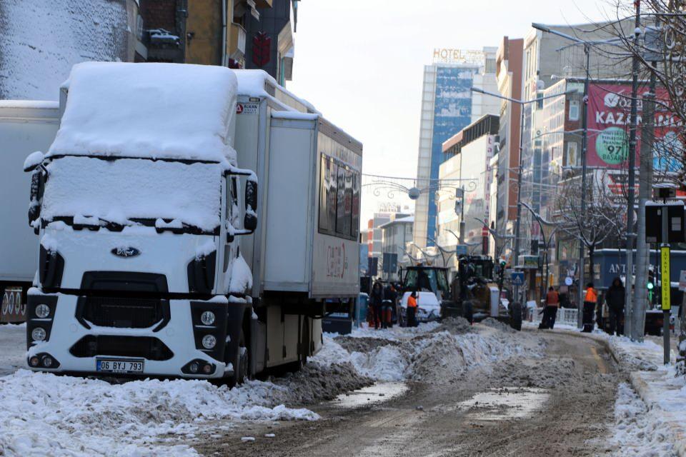 <p>Yoğun kar yağışı ve çığ riski nedeniyle Van-Bahçesaray yolu ulaşıma kapatıldı.</p>
<p> </p>