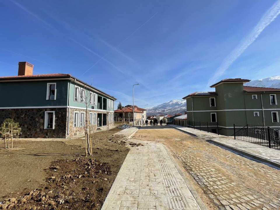 <p>Yetik, "Yıkılan evlerin yerine devletimiz sağ olsun güvenli ve güzel evler inşa etti. Allah devletimizden razı olsun, bu güvenli evlerde oturacağı. </p>