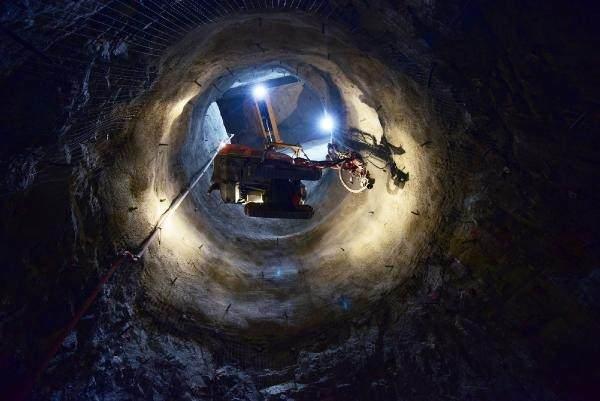 <p>100 katlı gökdelene eşdeğerde, 275 metre gövde yüksekliğiyle Türkiye'nin en yüksek, dünyanın ise 'çift eğrilikli ince kemer baraj tipi' kategorisinde 3'üncü en yüksek barajı olacak olan Yusufeli Barajı, ilçeyi sular altında bırakacak. </p>
