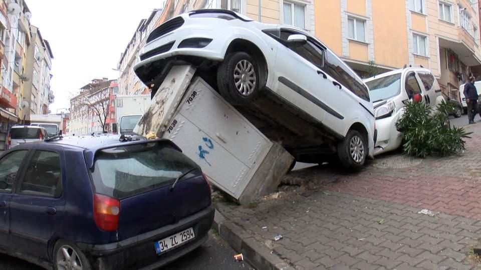 <p>Gaziosmanpaşa'da sürücüsünün direksiyon hakimiyetini kaybettiği otomobil, park halindeki otomobillere çarptı. Zincirleme kazada yaralanan olmazken, 4 otomobil hasar gördü. </p>

<p> </p>
