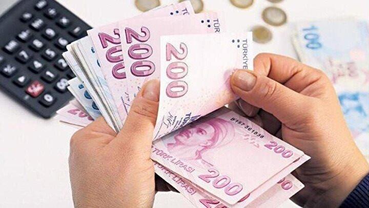 <p>Devlet katkısı, bakanlık bütçesine konulan ödenekten katılımcıların ilgili hesaplarına şirketler aracılığıyla aktarılmak üzere emeklilik gözetim merkezine ödenecek. Bir katılımcı için bir takvim yılında ödenen ve devlet katkısı tutarının hesaplanmasına esas teşkil eden katkı paylarının toplamı ilgili takvim yılına ait hesaplamaya ilişkin dönemin sona erdiği tarihte geçerli brüt asgari ücretin hesaplama dönemine isabet eden toplam tutarını aşamayacak. Anılan sınırı aşan katkı payları için bakanlığın uygun görüşüyle, kurumca belirlenecek usul ve esaslar çerçevesinde, ilgili katkı payının ödendiği yılı takip eden takvim yıllarında da devlet katkısı hesaplaması ve ödemesi yapılabilecek. Bu ödenekten bütçenin diğer kalemlerine hiçbir şekilde aktarma yapılamayacak. Devlet katkısı, katkı payı ödemelerinden ayrı olarak takip edilecek.</p>
