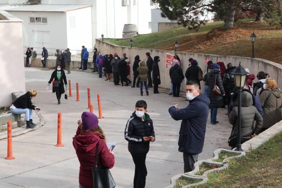 <p>Sağlık Bakanı Fahrettin Koca, 18-24 Aralık haftasına ilişkin koronavirüs risk haritasını açıkladı. 900 bin nüfuslu Eskişehir'de vaka sayısı 100 bin kişide 335,72 seviyesinden 91,72 artışla 427,42’ye yükseldi. </p>

<p> </p>
