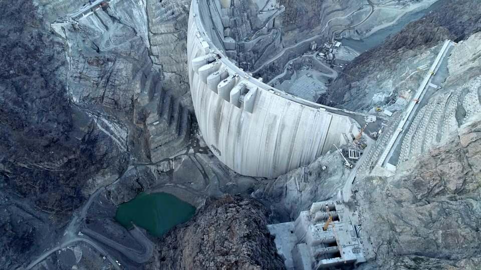 <p>Artvin’de 275 metre gövde yüksekliğiyle Türkiye’nin en yüksek, dünyanın 'çift eğrilikli ince kemer baraj tipi' kategorisinde 3’üncü en yüksek barajı Yusufeli'nin 9 yıl süren inşaatı tamamlandı. </p>
