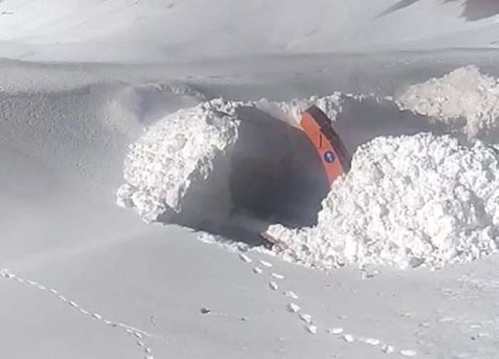 <p>6 metreyi geçen kar kalınlığında ekipler zorlukla ilerliyor. </p>
