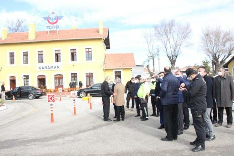 <p>Bakan Karaismailoğlu, elektrifikasyon yapım işleri ihalesine çıkılması için de ihale hazırlıklarının sürdüğünü dile getirdi. Karaismailoğlu, Karaman-Ulukışla kesiminin tamamlanmasıyla buralar arasındaki seyahat süresinin 3 saat 40 dakikadan 1 saat 35 dakikaya ineceğini söyledi.</p>
