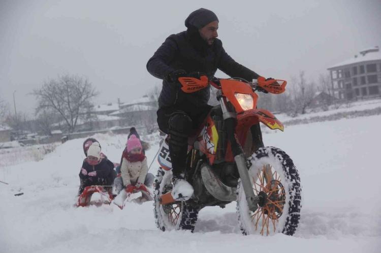 <p>Hemen kızakları motosikletin arkasına bağlayıp çocukları çekmeye başladık ve gören çocukların hepsi gelmeye başladı. Çığ gibi büyüdü. Çocukları bu şekilde eğlendirdik. Çocuklar çoğalınca, herkes görüp gelince motor yetmedi diğer arkadaşımdan destek aldım. Oda hemen motorunu çıkarıp bize destek verdi sağ olsun” diye konuştu.</p>