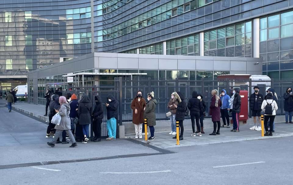 <p>Omicron varyantının etkisiyle günlük vaka sayısı 60 bini geçti. Hastanelerde test ve aşı kuyruğu her gün artıyor. Virüsün pandeminin hiçbir döneminde olmadığı kadar hızlı yayıldığını söyleyen uzmanlara göre toplumsal bağışıklık sağlanabilir.</p>

<p> </p>
