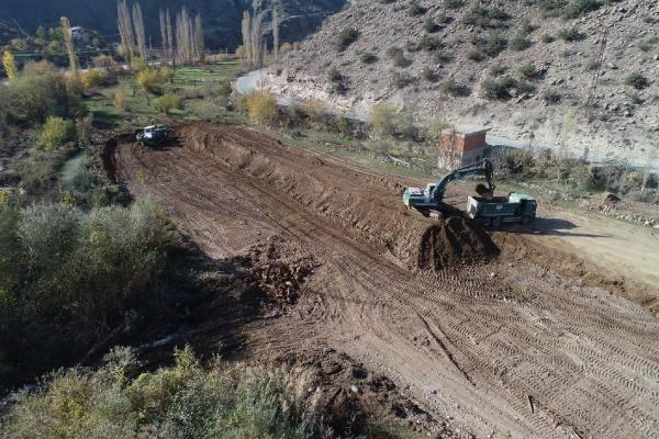 <p>72 yıllık yerleşim yerlerine veda edecek olan ilçede, mezarlar ve meyve ağaçlarının naklinin ardından verimli tarım toprakları da iş makineleriyle yeni yerleşim alanlarına taşınıyor. </p>

