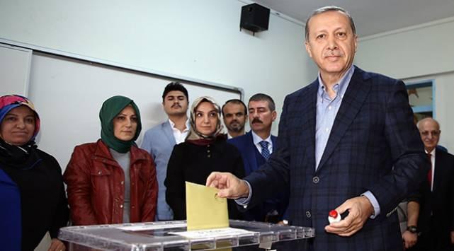 <p>Seçimde Cumhurbaşkanı Erdoğan'a oy vereceğini açıklayanların oranı yüzde 30.8 olurken, kendisine en yakın isim yüzde 11,6 ile Mansur Yavaş oldu.</p>
