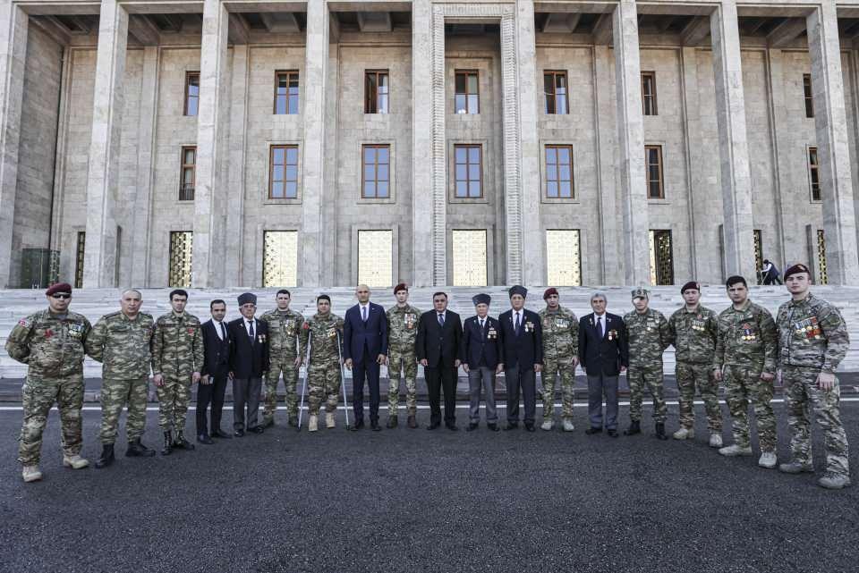 <p>Türkiye Muharip Gaziler Derneği Genel Başkanı Beyazıt Yumuk ile Azerbaycan Askeri Dernekler Federasyonu Başkanı Emin Hasanlı başkanlığındaki heyet, rehber eşliğinde Meclis'i gezdi.</p>

<p> </p>
