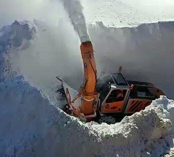 Yüksekova’da İş makineleri kar tünelleri oluşturdu... - AEfkc 1641714274 662 w351 h316