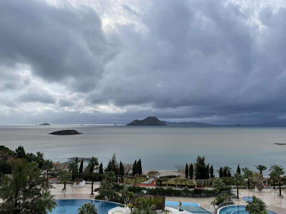 <p> Yalıkavak’taki işletmesi sular altında kalan Sercan Özyurt, dördüncü kez bu baskını yaşadıklarını ifade ederek, “Aynı tas aynı hamam. </p>