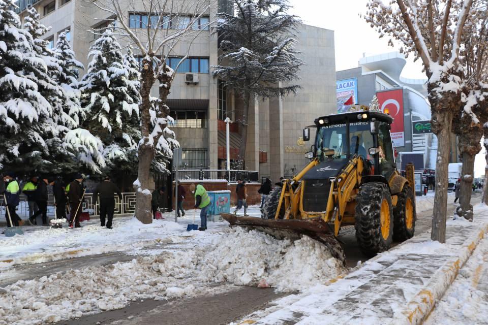 <p>Van'da dün akşam saatlerinde başlayıp sabaha kadar aralıksız devam eden kar yağışı, hayatı olumsuz etkiledi. İpekyolu, Edremit, Tuşba, Gürpınar ilçelerinde okullar 1 gün için tatil edildi.</p>
