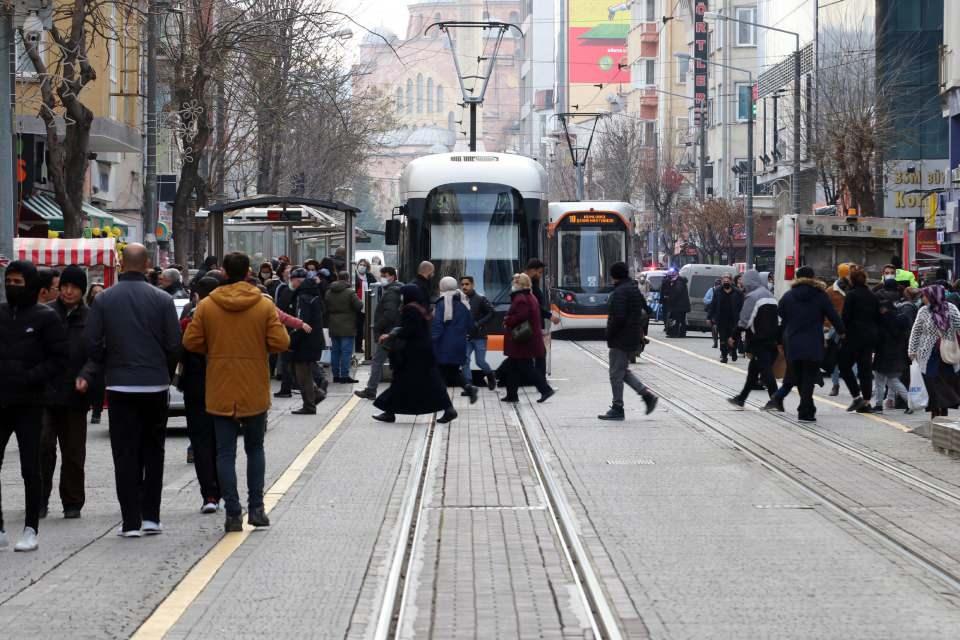 <p>Eskişehir Sağlık İl Müdürlüğü’ne bağlı filyasyon ekiplerince yapılan incelemede, vaka artışlarının sosyal hareketliliğin yanı sıra kapalı ortamlarda uzun süre kalınmasından ve kişisel tedbirlerin de azaltılmasından kaynaklandığı tespit edildi.</p>