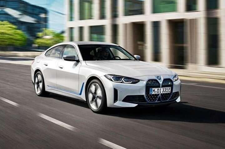 <p><strong>BMW i4</strong><br />
<br />
Markanın elektrikli modeli, eDrive 40 versiyonunda 335 beygir güç ve 430 Nm tork üretiyor. BMW'nin bu versiyon için belirttiği menzil değeri ise 480 km.</p>
