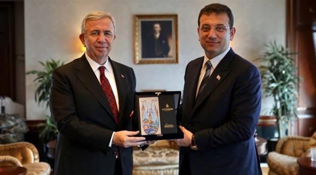 <p>Ankara Büyükşehir Belediye Başkanı Mansur Yavaş yönünde tercih belirtenler ankette yüzde 11.6 düzeyinde olurken, İstanbul Büyükşehir Belediye Başkanı Ekrem İmamoğlu ise yüzde 9.6 ile üçüncü sırada yer aldı.</p>
