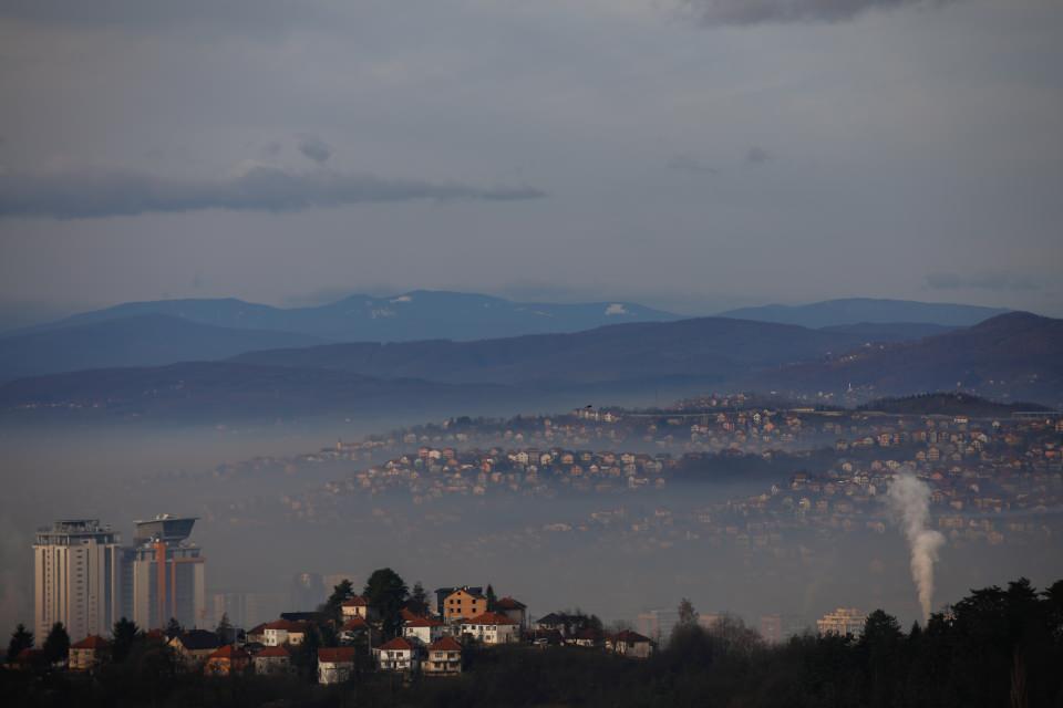 <p>Podic, Dünya Bankası'nın Bosna Hersek'te hava kirliliğine bağlı ölümlerin yıllık 3 bin 400, Avrupa Çevre Ajansı'nın da 5 bin civarında olduğunu belirlediğini ifade ederek "Bu sayılar çok fazla. </p>

<p> </p>
