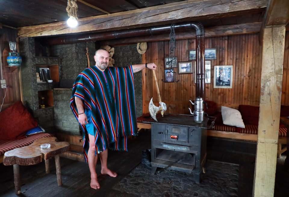 <p>Rize'nin Çamlıhemşin ilçe sınırları içerisinde yer alan Kaçkar Dağları'ndaki Çat Vadisi'nde yaşayan ve "Kaçkarlı Viking" lakabı ile tanınan Muço Türkyılmaz, sert yaşam koşullarına rağmen doğadan vazgeçmiyor.</p>
<p> </p>