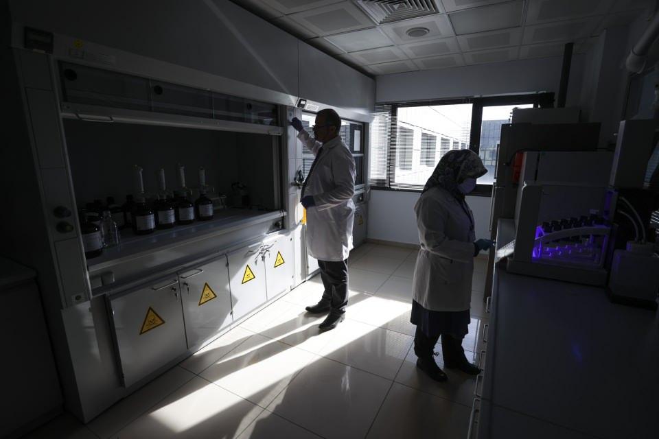 <p>Çevre, Şehircilik ve İklim Değişikliği Bakanlığı Sürekli İzleme Merkezinde, Türkiye'nin toprak ve havadaki kirliliğe ilişkin güncel durumu ile denizler ve havzalardaki kirliliği, 5 farklı izleme sistemi çerçevesinde 7/24 takip ediliyor.</p>
<p> </p>