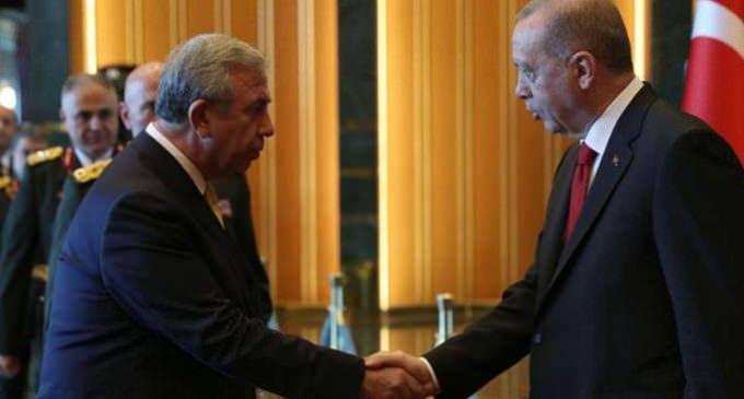 <p>Muhalefette en yüksek oyu Ankara Büyükşehir Belediye Başkanı Mansur Yavaş aldı. Aday olması durumunda tercih belirtenlerin yüzdesi 34.8 olurken, Erdoğan diyenlerin yüzdesi 38.8.</p>
<p>Kararsızların oranı ise yüzde 26.4 olarak gerçekleşiyor.</p>