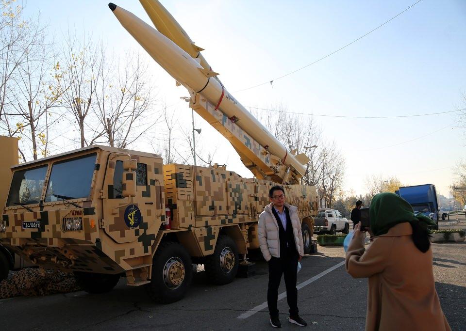 <p>İran, Irak'ın Enbar vilayetindeki ABD askerlerinin bulunduğu Ayn el-Esed Hava Üssü'ne fırlattığı balistik füze modellerini başkent Tahran'da sergiledi.</p>

<p> </p>
