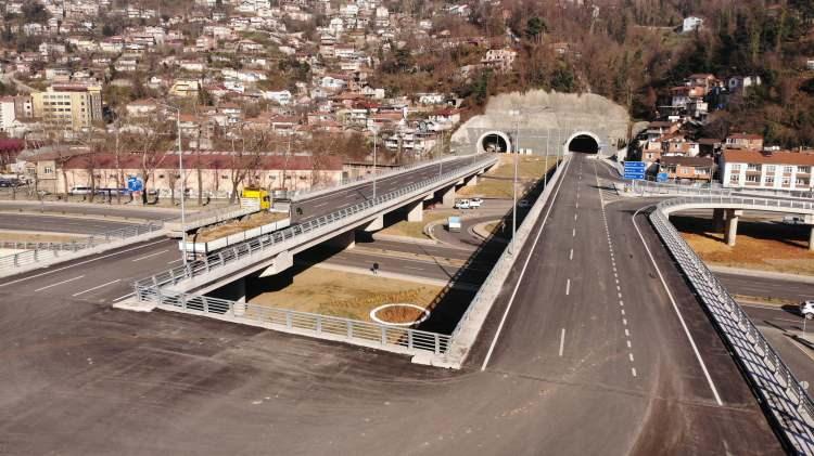 <p>22 Ocak tarihinde Cumhurbaşkanı Recep Tayyip Erdoğan tarafından düzenlenen törenle açılması beklenen proje ile Zonguldak-Kilimli arasındaki 10,8 kilometrelik yol; 5,7 kilometreye düşecek.<br />
 </p>
