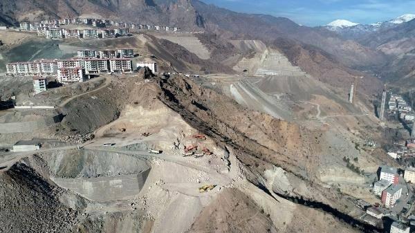 <p>7'NCİ KEZ TAŞINMAYA HAZIRLANIYOR</p>

<p>152 yıllık tarihinde 6 kez yerleşim yeri değiştirilen ve 7'nci kez taşınmaya hazırlanan Yusufeli, Yansıtıcılar mevkisindeki 150 hektarlık alanda, 3 bölgede yeniden inşa ediliyor. </p>
